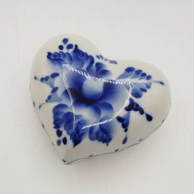 купить Шкатулка для мелочей (украшений) в форме сердца с цветочным декором в оригинальной коробке, Гжельский завод "Электроизолятор", фарфор, роспись, Россия, 1990-2015 гг.