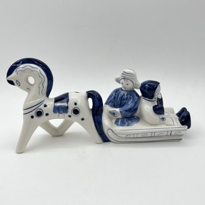купить Статуэтка "В санях" ("Семья"), автор Людмила Павловна Азарова, фарфор, роспись, Объединение «Гжель», СССР, 1986-1991 гг.