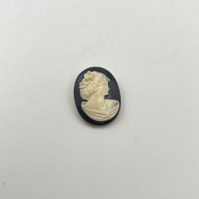 купить Брошь с женским профилем, металл, имитация камеи, Западная Европа, 1950-1980 гг.