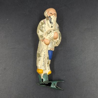 купить Игрушка ёлочная на прищепке "Старик с неводом" по мотивам произведения А.С. Пушкина "Сказка о рыбаке и рыбке", стекло, роспись, металл, СССР, 1950-1960 гг.