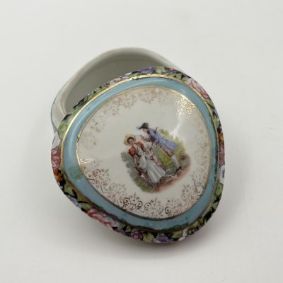 купить Шкатулка, украшенная изображением галантной сценой в саду, фарфор, деколь, золочение, Европа, 1980-2000 гг.