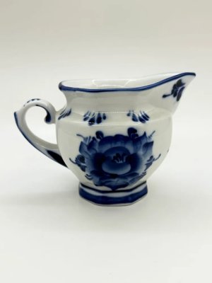 купить Сливочник с флоральным декором, Гжель, фарфор, роспись, Россия, 1990-2000 гг.