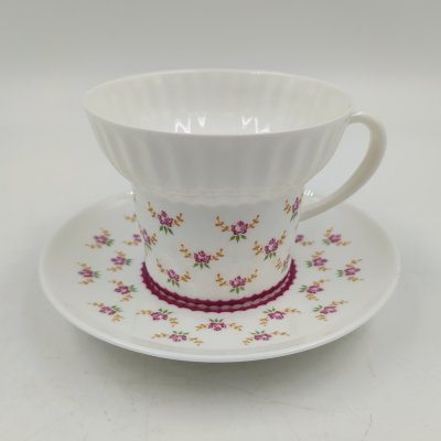 купить Пара кофейная с декором в виде розочек (форма "Волна"), фарфор, деколь, Ленинградский фарфоровый завод (ЛФЗ), СССР, 1992-2001 гг.