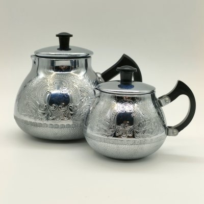 купить Набор из кофейника и молочника с рельефным цветочным декором, Калининградский машиностроительный завод, металл, пластмасса, литье, гравировка, СССР, 1970-1990 гг.