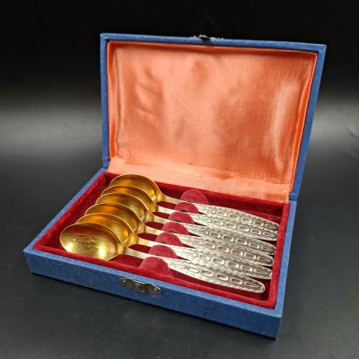 купить Набор из шести чайных ложек с орнаментальным декором, в оригинальной коробке, мНЦ (медь-никель-цинк), золочение, Кольчугинский завод цветных металлов, СССР, 1960-1990 гг.