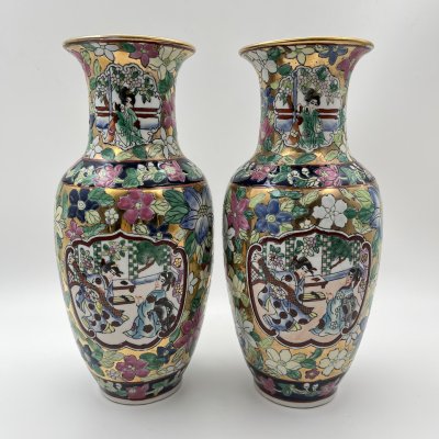 купить Вазы парные в стиле шинуазри с изображением сцены бытовой жизни, фарфор, роспись эмалевыми красками, Китай, 1960-1980 гг.