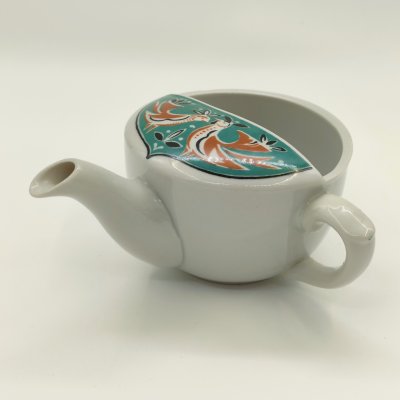 купить Поильник с декором в виде куриц и петухов, фарфор, деколь, Дмитровский фарфоровый завод (ДФЗ Вербилки), СССР, 1965-1991 гг.