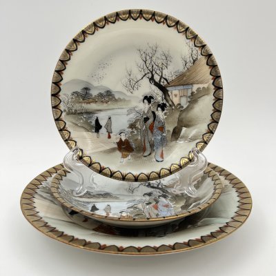 купить Набор посуды: десертная тарелка и 2 блюдца "Прогулка гейш ранней весной", фарфор, роспись, золочение, Япония, 1920-1950 гг.
