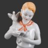 Купить Статуэтка "Пионерка с голубями", автор Г.С. Столбова, фарфор, роспись, золочение, Ленинградский фарфоровый завод (ЛФЗ), СССР, 1950-1960 гг.