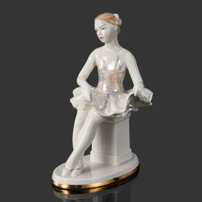 купить Статуэтка "Сидящая балерина" скульптор Ольга Сергеевна Артамонова, фарфор, роспись, люстр, Дмитровский фарфоровый завод (ДФЗ Вербилки), СССР, 1954-1965 гг.