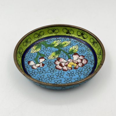 купить Розетка, украшенная цветочным декором на голубом цветочном фоне, выполненная в технике клуазоне, латунь, перегородчатая эмаль, Китай, 1960-1980 гг.