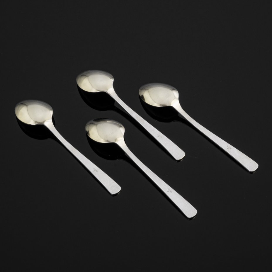 Набор из четырёх чайных ложек с цветочным орнаментом на черенках ...