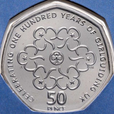 купить Великобритания 50 пенсов (pence) 2010 "100 лет женской организации скаутов" в буклете