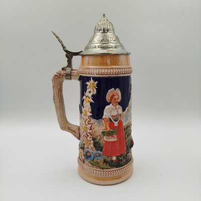 купить Пивная кружка с крышкой, украшенная изображением пастуха и пастушки, керамика, роспись, металл, Германия, 1970-1990 гг.