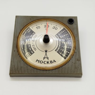 купить Термометр настольный "Москва" с календарем на 1973-2000 гг. и подставкой для ручки, Завод "Манометр" (Москва), пластик, металл, СССР, 1973 г.