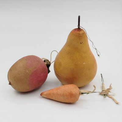 купить Набор из трех елочных игрушек (груша, яблоко и морковь), вата, роспись, проволока, СССР, 1940-1950 гг.