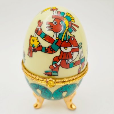 купить Шкатулка в форме яйца, украшенная изображением древних жертвоприношений, фарфор, деколь, золочение, Азия, 2000-2015 гг.