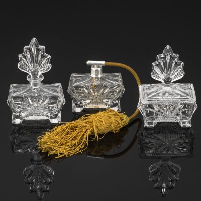 купить Парфюмерный дамский набор для туалетного столика, состоящий из трех предметов (флакон, пудреница и флакон с пульверизатором), стекло, металл, ткань, Европа, 1950-1970 гг.