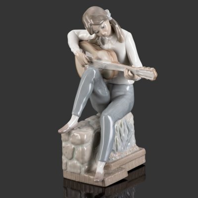 купить Статуэтка "Девушка с гитарой", фарфор, роспись, NAO Porcelain, Испания, 1970-2000 гг.