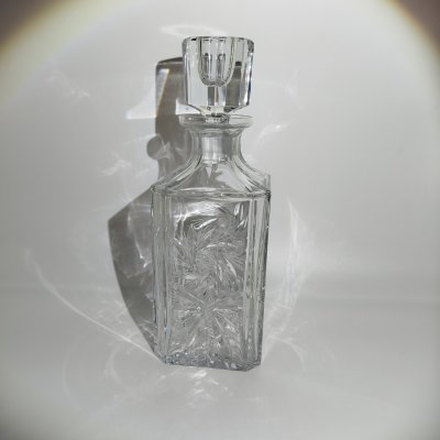 купить Штоф с пробкой-стопкой, украшенный рельефным декором, хрусталь, Гусевской хрустальный завод (Гусь-Хрустальный), Российская Федерация, 1996-2010 гг.