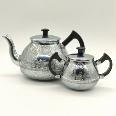 купить Набор из заварочного чайника и сахарницы с рельефным цветочным декором, Калининградский машиностроительный завод, металл, пластмасса, литье, гравировка, СССР, 1970-1990 гг.