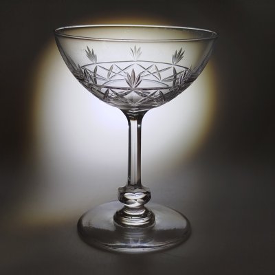 купить Креманка с резным декором и с изящной граненой ножкой, хрусталь, Западная Европа, 1900-1940 гг.