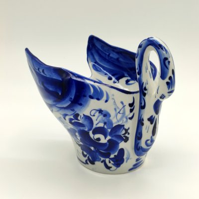 купить Конфетница "Лебедь", украшенная цветочным декором, фарфор, роспись, Шекма-Гжель (Шевлягинский завод специальной керамики), Российская Федерация, 1991-2015 гг.