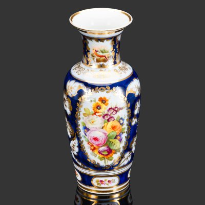 купить Ваза, украшенная изображением букетов цветов в картушах с золотистым флоральным декором на кобальтовом фоне, фарфор, роспись, золочение, Франция, 1880-1900 гг.