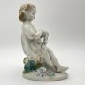 Купить Статуэтка "Девочка с венком", скульптор Т. Н. Сапожникова, фарфор, роспись, золочение, Турыгинский фарфоровый завод артели «Художественная керамика» (Гжель), СССР, 1950-1960 гг.