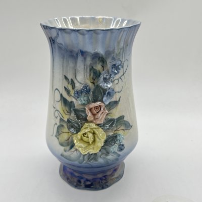 купить Вазочка небольшая с лепным цветочным декором, керамика, люстр, аэрография, Кисловодский художественный промкомбинат (КХПК), Россия, 1990-2000 гг.