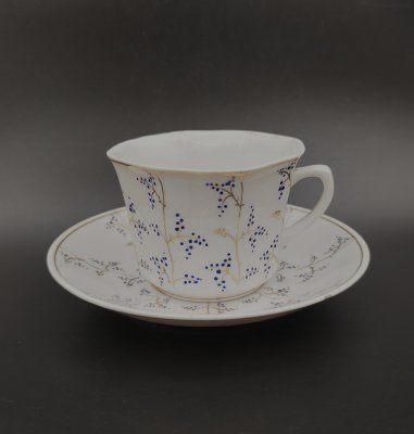 купить Пара чайная с восьмигранной чашкой и декором в виде веточек, фарфор, роспись, золочение, Фарфоровый завод «Пролетарий» (Бронница, Мста), СССР, 1951-1952 гг.