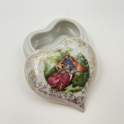 купить Шкатулка в форме сердца, украшенная изображением галантной сценой в саду, фарфор, деколь, золочение, Европа, 1980-2000 гг.
