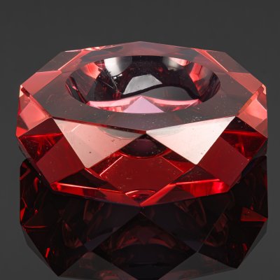 купить Пепельница из оптического стекла сиренево-голубого (неодимового) оттенка с переливами, цветное стекло, широкая грань, ЛОМО (Ленинградское оптико-механическое объединение), СССР, 1970-1990 гг.