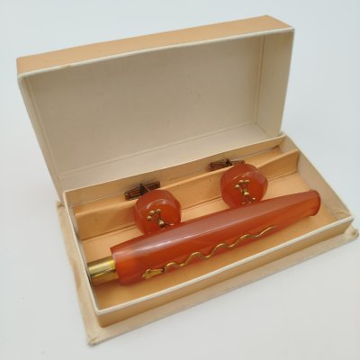 купить Запонки и мундштук, украшенные изображением змеи и корон, в оригинальной коробке, Комбинат «Дайле», янтарь, металл, картон, СССР, 1970-1990 гг.