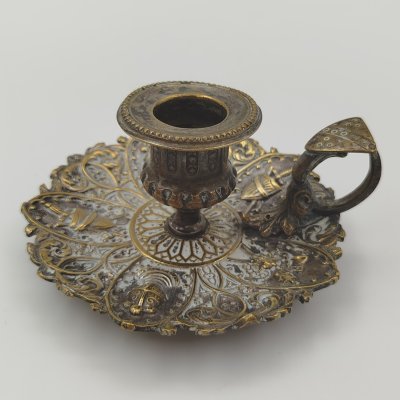 купить Подсвечник переносной на одну свечу, декорированный рыцарской символикой, металл, литье, Западная Европа, 1950-1970 гг.