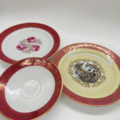 купить Набор из 2 тарелок и блюдца (в подборе) с цветочным декором и сценкой в стиле шинуазри, Spezialkombinat Porzellan Eisenberg, фарфор, деколь, люстр, ГДР, 1973-1976 гг.