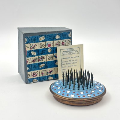 купить Кензан (подставка под цветы для составления икебаны) в оригинальной коробке с талоном, металл, эмаль, картон, Ленинградская ювелирная фабрика, СССР, 1967 г.