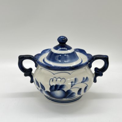 купить Сахарница миниатюрная с цветочным/растительным декором, фарфор, роспись, Объединение «Гжель», СССР, 1972-1985 гг.