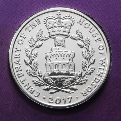 купить Великобритания 5 фунтов 2017 "100 лет Дому Виндзоров" в буклете