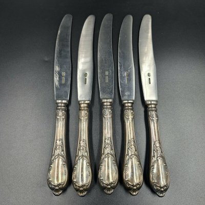 купить Набор из пяти больших столовых ножей с растительным декором, мНЦ (медь-никель-цинк), нержавеющая сталь, Вольнянский завод столовых приборов им. Шевченко (ЗiШ, ЗиШ), СССР, 1960-1980 гг.