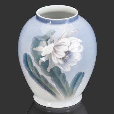 купить Ваза большая "Цветок кактуса и бабочки", фарфор, роспись, Royal Copenhagen, Дания, 1939 г.