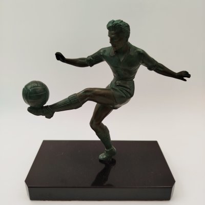 купить Статуэтка в стиле ар-деко "Футболист" на каменном постаменте, металл, литье, патинирование, мрамор, Западная Европа, 1980-2000 гг.