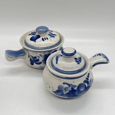 купить Набор из 2 горшочков для запекания (сахарниц) с цветочным расписным декором, фарфор, роспись, Речицкий фарфоровый завод (Гжель), СССР, 1970-1980 гг.