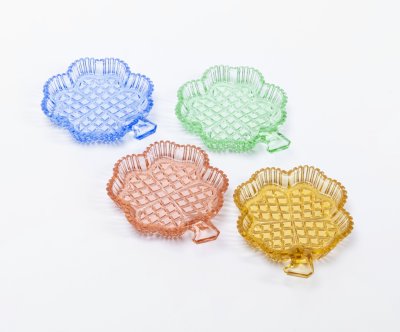 Купить Набор из четырёх разноцветных розеток в виде четырёхлистников, цветное стекло, гранение, Чехословакия, 1970-1990 гг.