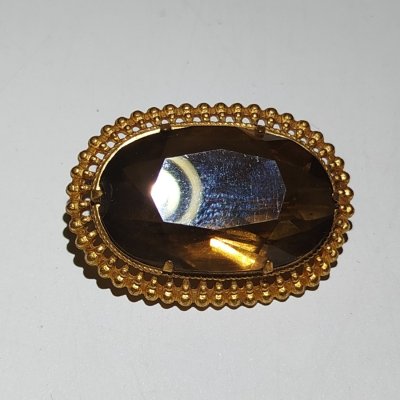купить Брошь овальной формы, со вставкой коричневого цвета, металл, стекло, золочение, СССР, 1960-1980 гг.