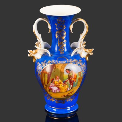 купить Ваза в форме кратера с фигурными ручками, с галантной сценой и пейзажем на тулове, фарфор, крытье, роспись, золочение, Vieux Paris (Старый Париж), Франция, 1870-1890 гг.