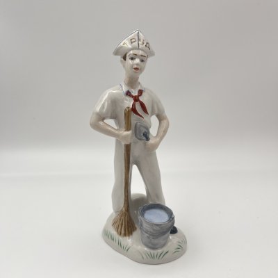 купить Статуэтка "Труд" ("Пионер с метлой и ведром"), фарфор, роспись, золочение, Коростенский фарфоровый завод (КФЗ), Украина, 1980-2000 гг.