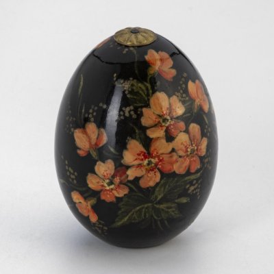купить Яйцо пасхальное с цветочным декором на чёрном фоне [авторская подпись Я.К], дерево, роспись, лак, латунь, СССР, 1950-1980 гг.