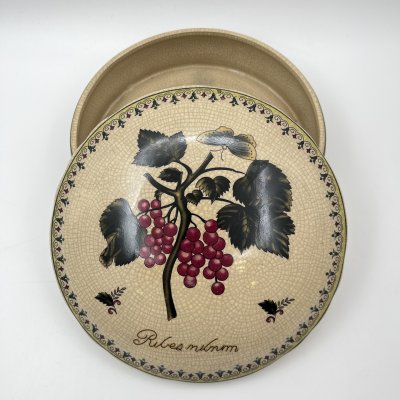 купить Шкатулка (ёмкость для хранения), украшенная изображением красной смородины, фаянс, деколь, кракелюр, Западная Европа, 1950-1970 гг.