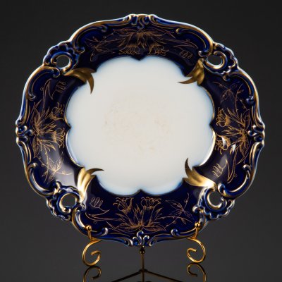 купить Блюдо с фигурным бортом и цветочным декором в виде колокольчиков, фарфор, кобальт, золочение, Weimar Porzellan (Веймарский фарфор), Германия, 1933-1960 гг.